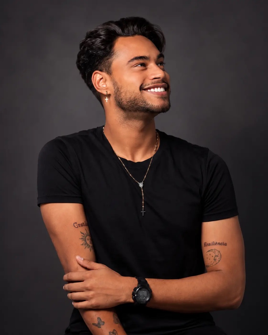 Gabriel Aristimuño, estilista y maquillador en Málaga, sonriendo sobre un fondo gris oscuro.
