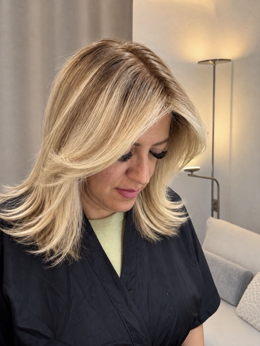 Clienta con melena rubia degradada y secado con volumen.